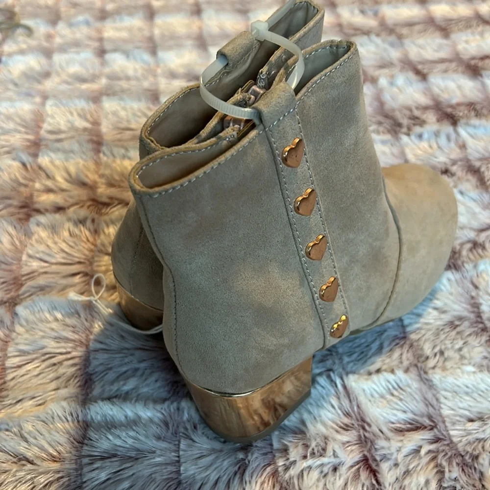 The children place Ankle boots size 12